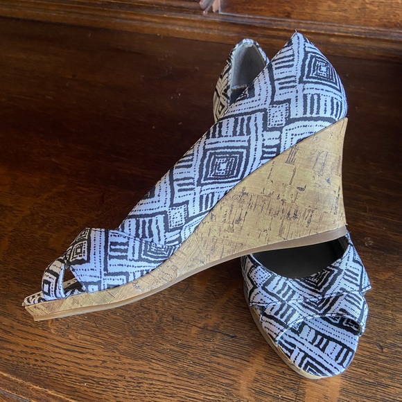 NWT LIFE STRUDE Black/ white fashion forward wedges with cork heel. - Picture 2 of 8